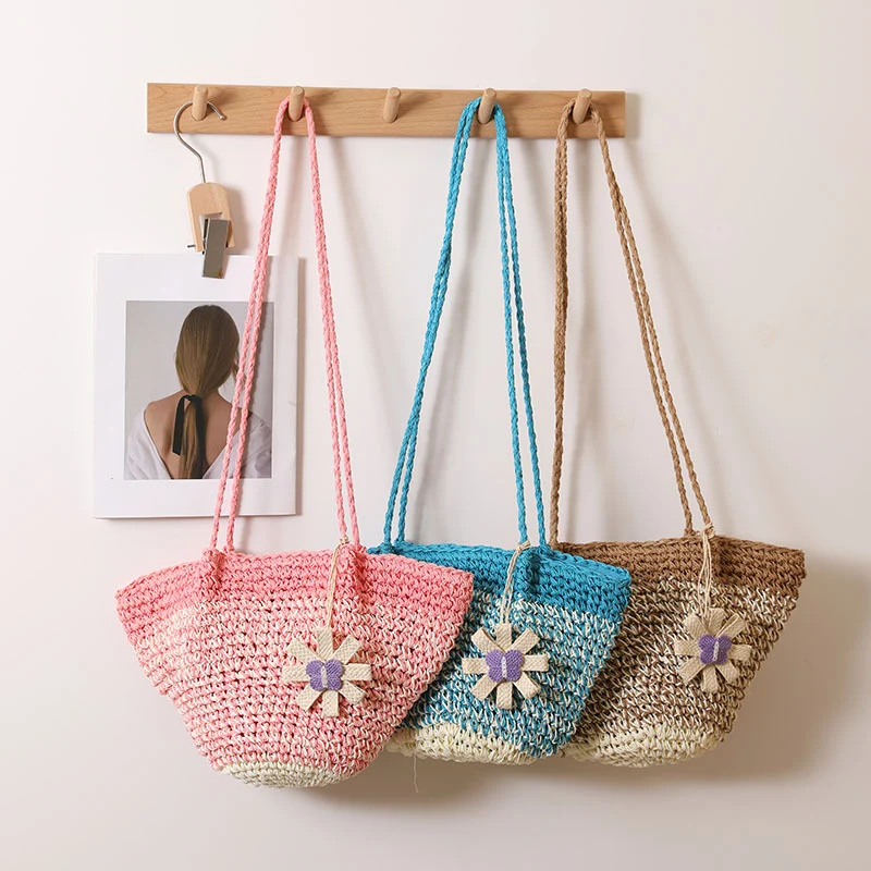 Moderne handgefertigte Handtasche mit Blumenakzent Skanto
