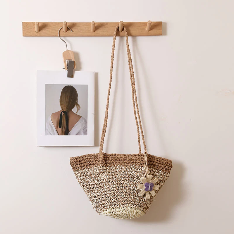 Moderne handgefertigte Handtasche mit Blumenakzent Skanto
