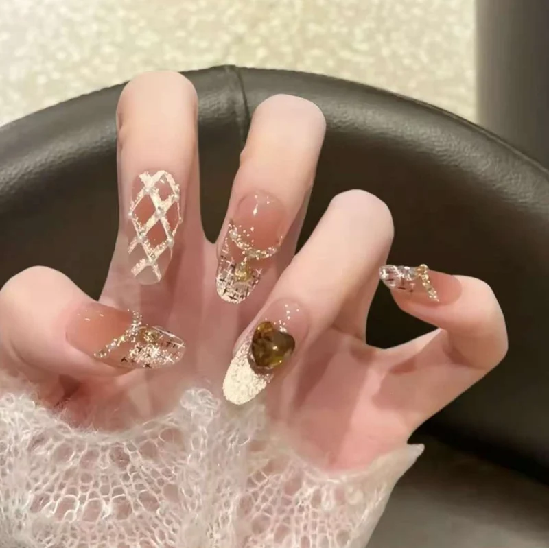 Künstlerische Nagelkunst