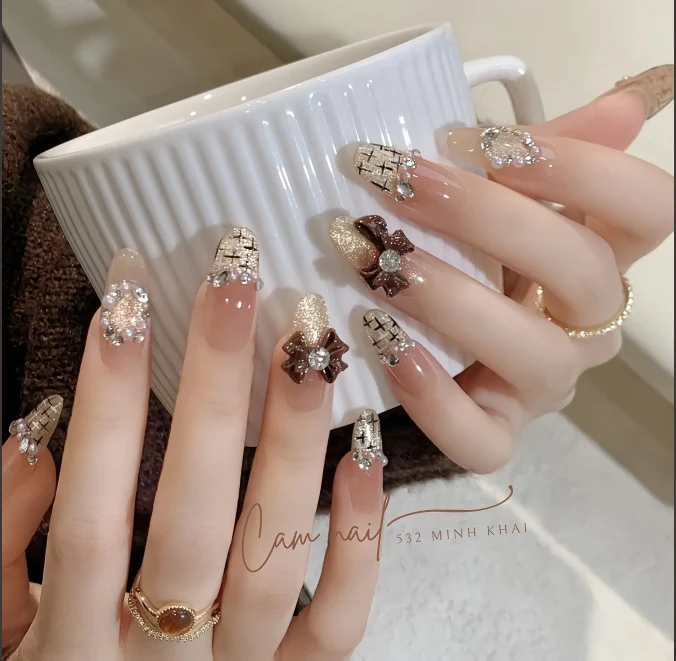 Künstlerische Nagelkunst