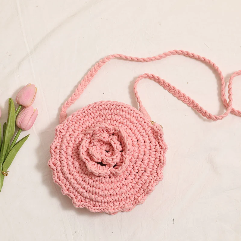 Handgehäkelte Crossover-Tasche mit floralen Details Skanto