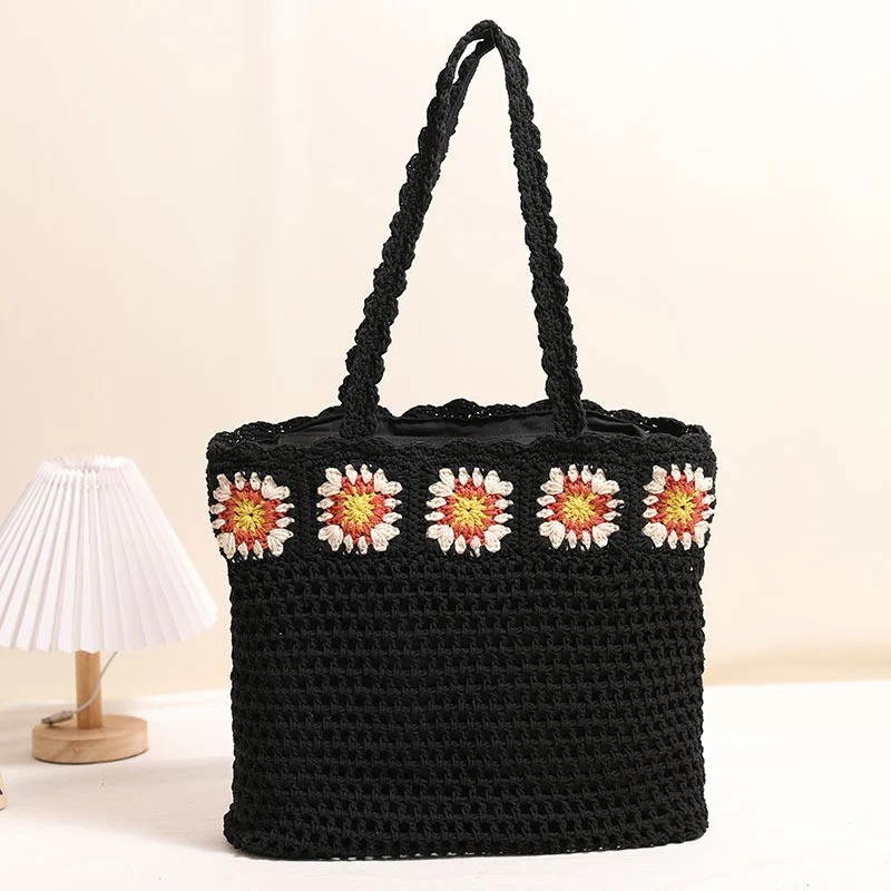 Handgehäkelte Strandtasche mit floralen Akzenten Skanto