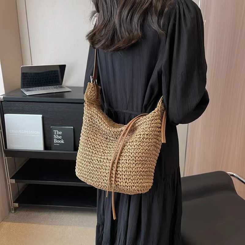 Edle Raffia-Umhängetasche mit Lederdetails Skanto