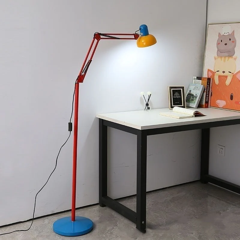 Verstellbare moderne Stehlampe mit buntem Design