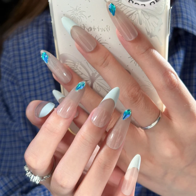 Künstlerisch floral gestaltete Stiletto Press-On Nägel