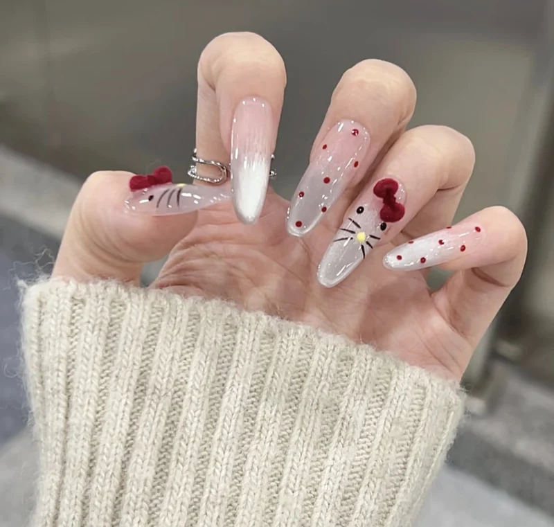 Künstlerisch floral gestaltete Stiletto Press-On Nägel