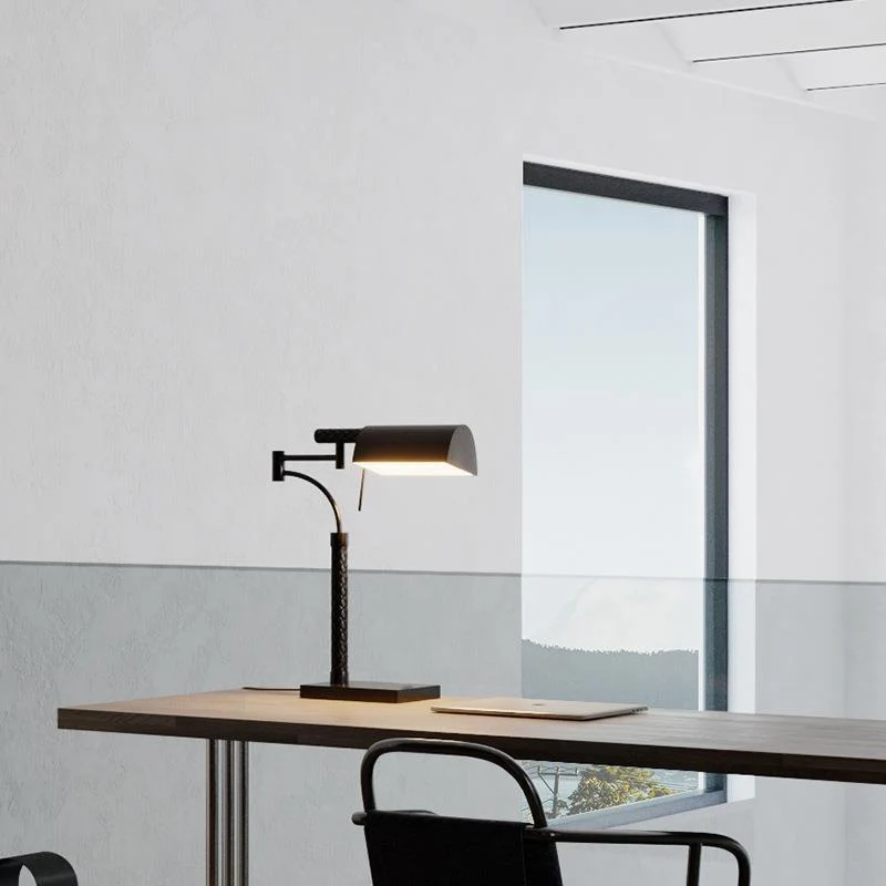 Verstellbare Schreibtischlampe mit modernem schwenkbarem Arm