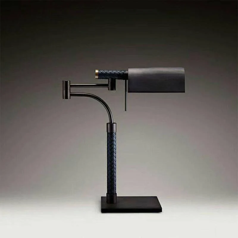 Verstellbare Schreibtischlampe mit modernem schwenkbarem Arm