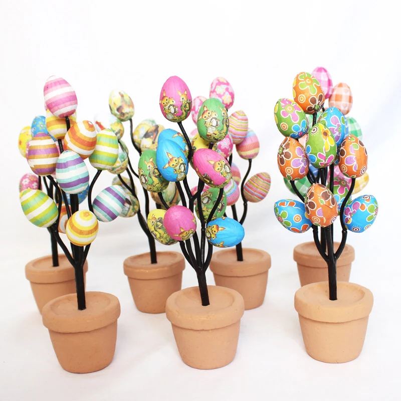 Dekorativer Blumentopf mit bunten Eierblüten Brehn