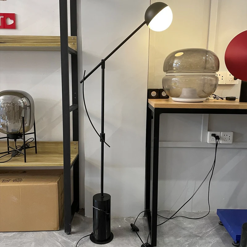 Verstellbare Bogenstehlampe mit stilvollem Design