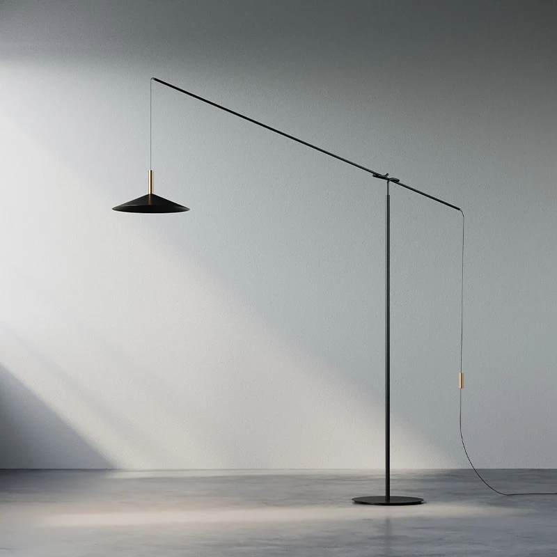 Verstellbare Bogenstehlampe mit minimalistischem Design