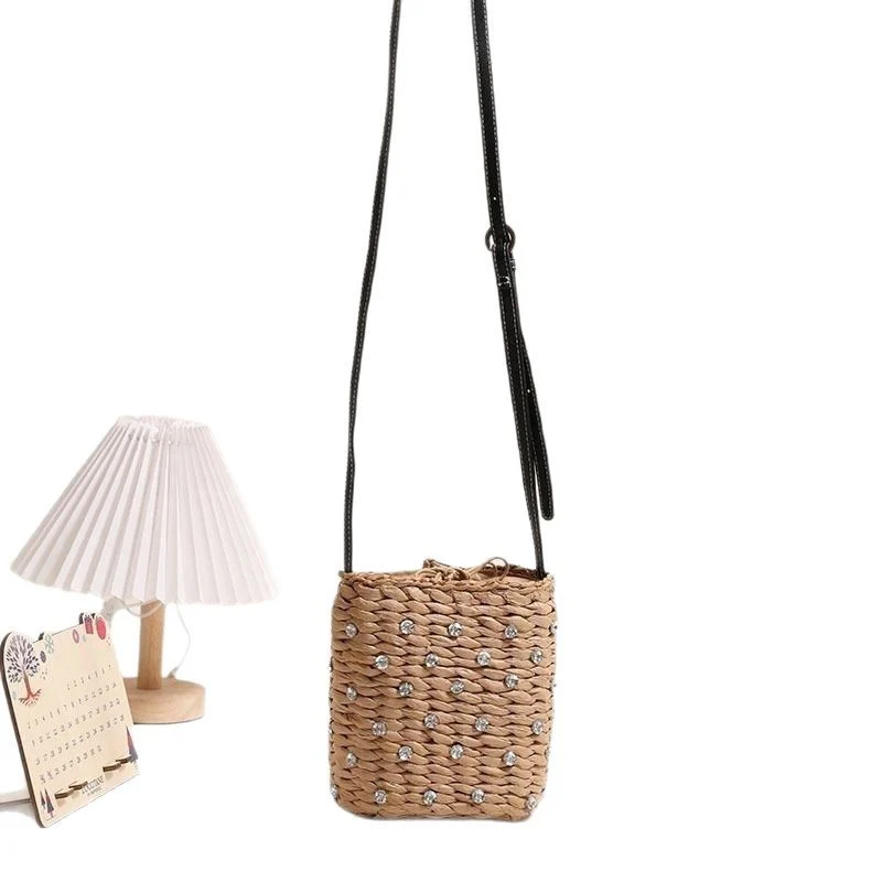Handtasche aus gewebtem Naturmaterial mit funkelnden Applikationen Skanto