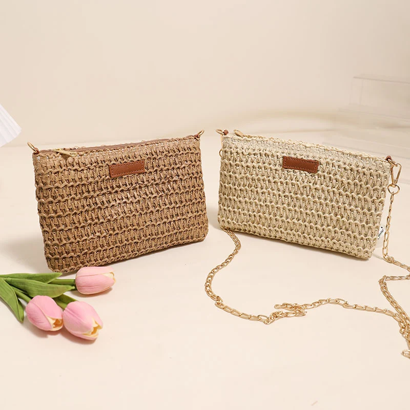 Handgefertigte Crossover-Tasche aus strapazierfähigem Bastmaterial mit Goldkette Skanto