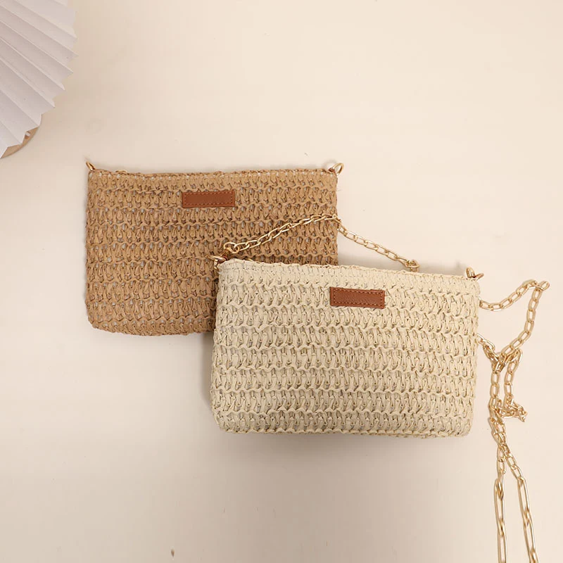 Handgefertigte Crossover-Tasche aus strapazierfähigem Bastmaterial mit Goldkette Skanto