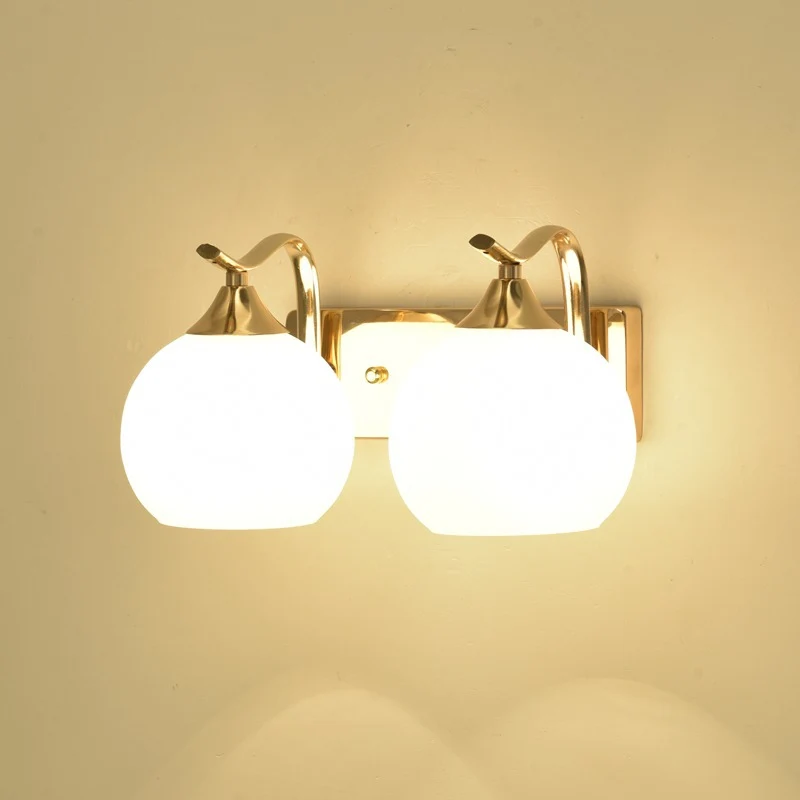 Elegante Wandlampe Globe mit goldener Oberfläche