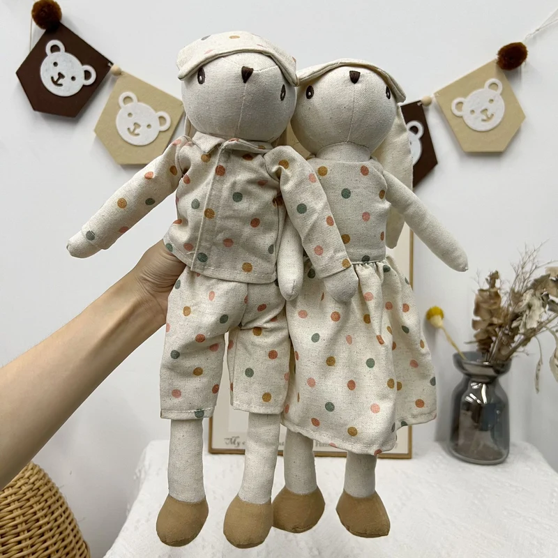 Weiche Leinenhase Puppe Paar mit abnehmbaren vintage-inspirierten Outfits