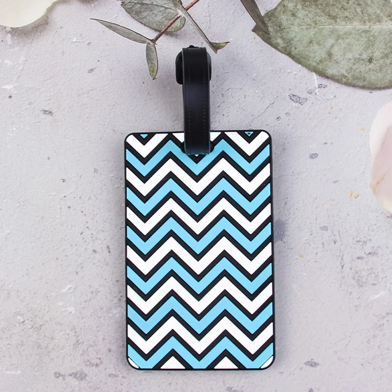 Stilvoller Kofferanhänger mit Chevron-Muster Skanto