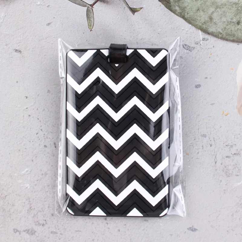 Stilvoller Kofferanhänger mit Chevron-Muster Skanto