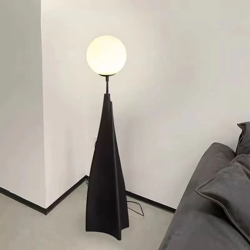Moderne Skulpturierte Stehlampe