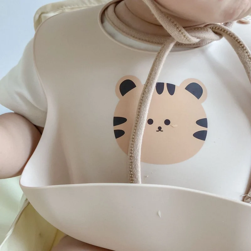 Silikon Baby Lätzchen mit tiefem Krümeltasche und verstellbarem Druckknopf-Hals