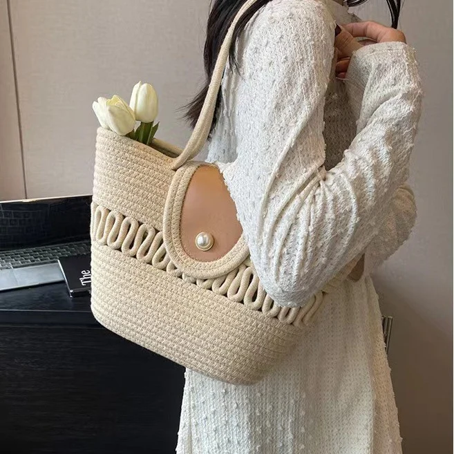 Handgemachte Korbtasche mit eleganten Lederdetails Skanto