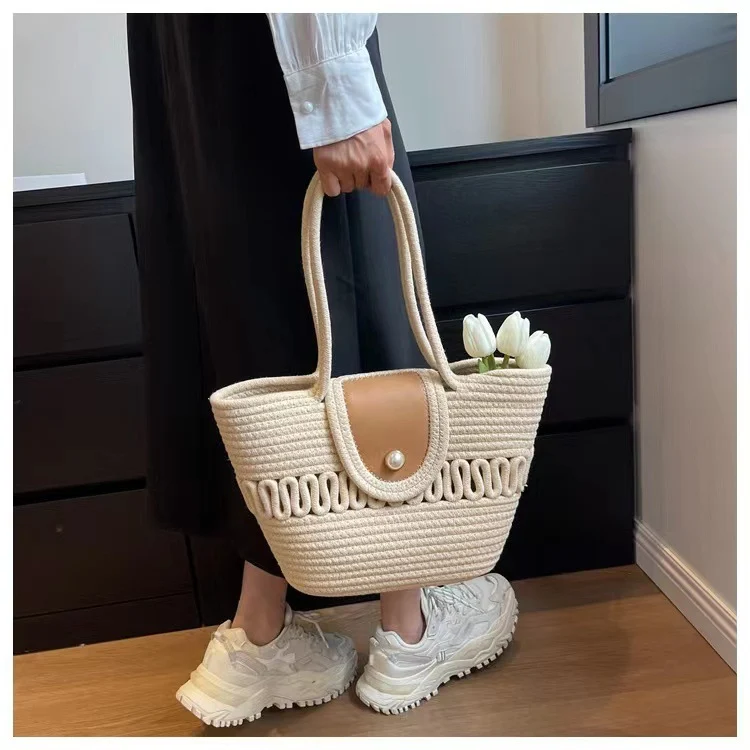 Handgemachte Korbtasche mit eleganten Lederdetails Skanto