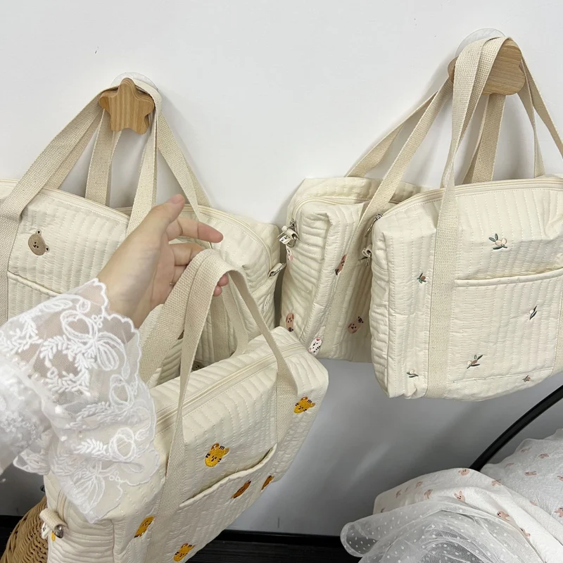 Gepolsterter Babywindel-Rucksack mit bestickten Plüschbären-Akzenten