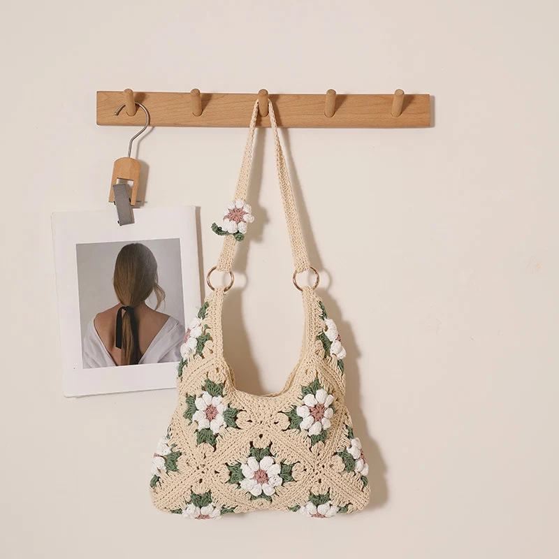 Handgemachte gehäkelte Tasche im Blumendesign Skanto