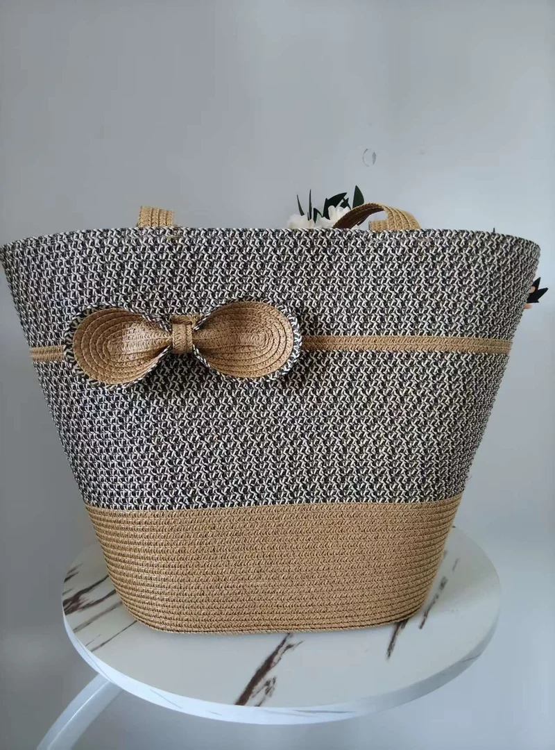 Elegante Strohtasche mit dekorativem Schleifenverschluss Skanto