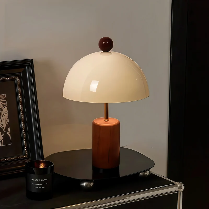 Skulpturale Tischlampe mit Holzfuß