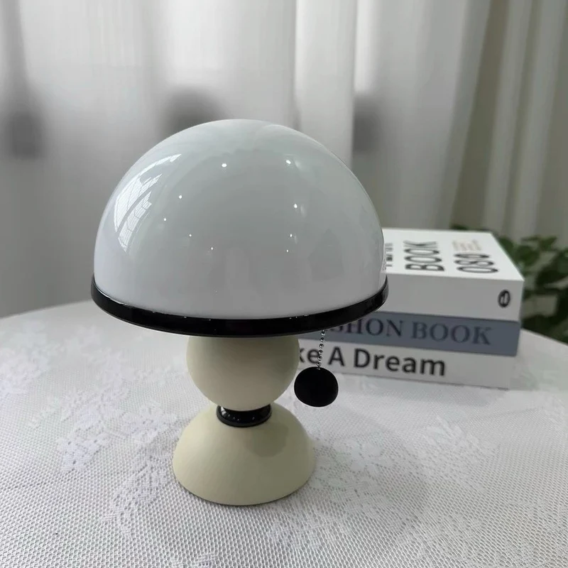Verspielte dekorative Tischlampe