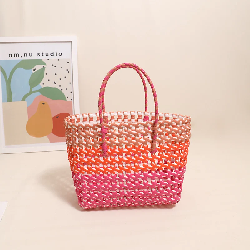 Handgefertigte Strohtasche mit farbigem Ombré Skanto