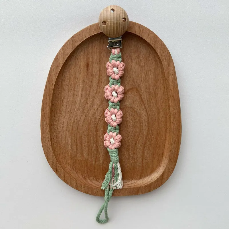 Makramee Blumen Schnullerclip mit Holz-Sicherheitsklammer