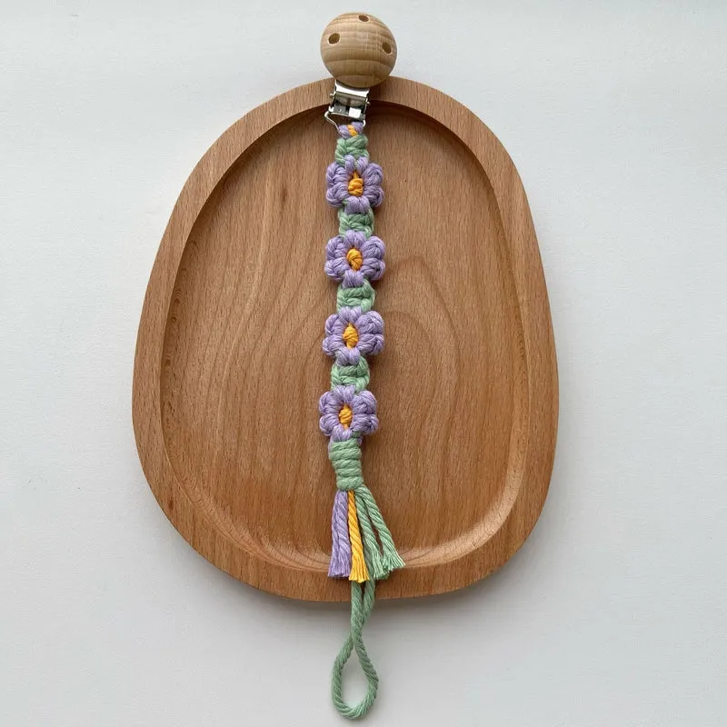 Makramee Blumen Schnullerclip mit Holz-Sicherheitsklammer