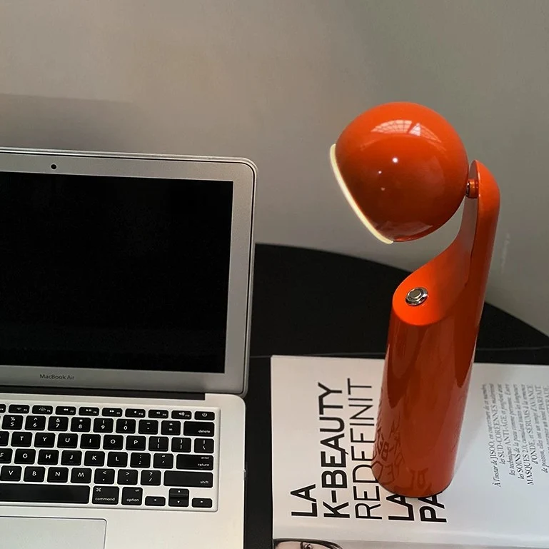 Moderne Tischlampe mit verstellbarem Schirm