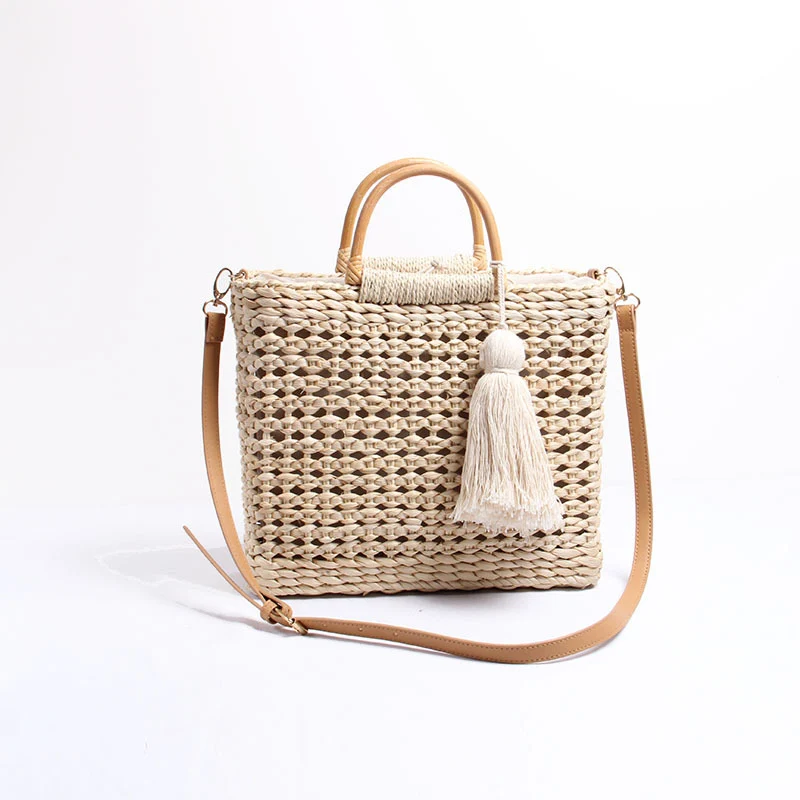 Handgefertigte Raffia-Umhängetasche mit dekorativem Quastenanhänger Skanto