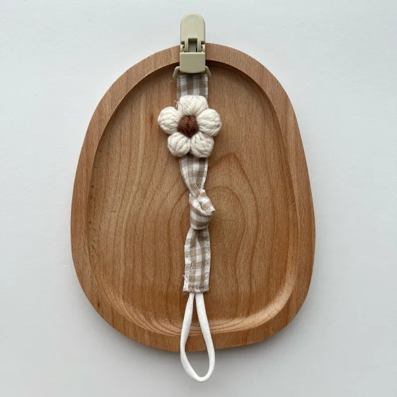 Schnuller- und Beißringclip mit Holz-Sicherheitsclip und gehäkelter Blume