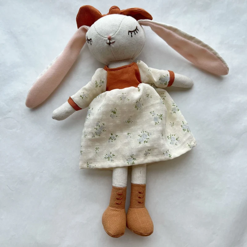 Erbstück-Stil Schlappohr Häschen Puppe mit geschichteter Leinenkleid