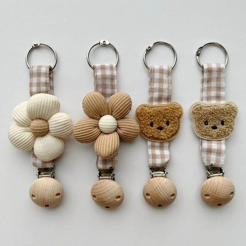Handgefertigter Holz-Clip Schnullerhalter mit Gingham-Gurt und gepolstertem Blumenbeißring