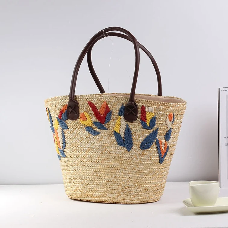 Geflochtene Strandtasche mit farbenfrohem Stickmuster Skanto