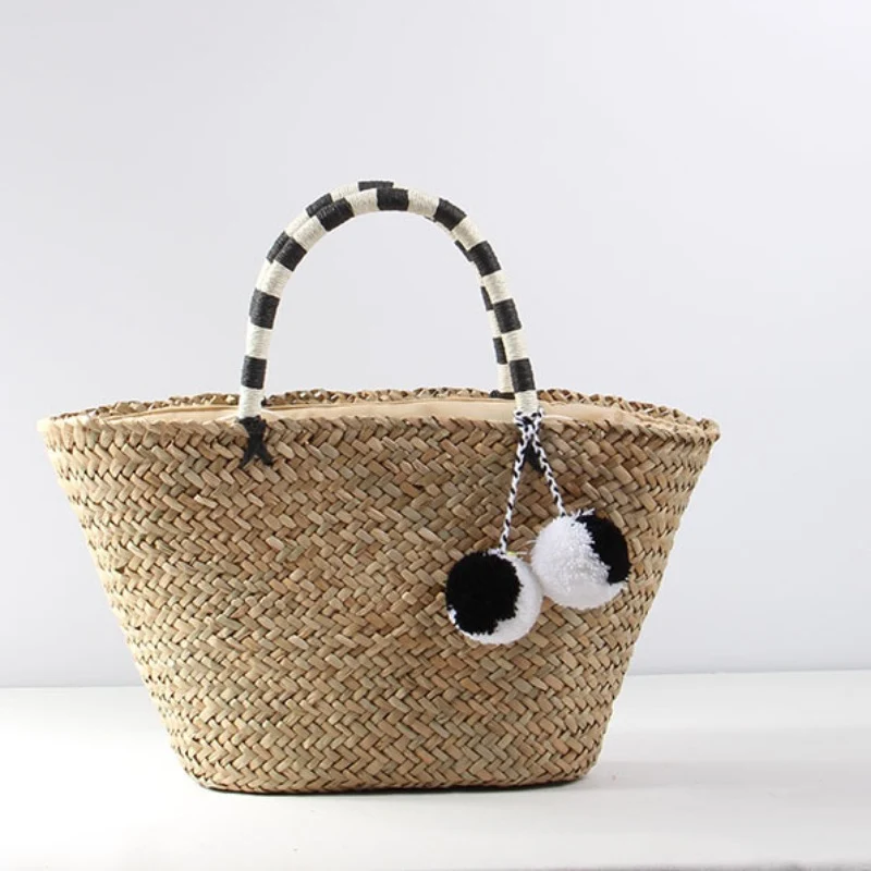 Geflochtene Strandtasche mit dekorativen Pompons Skanto