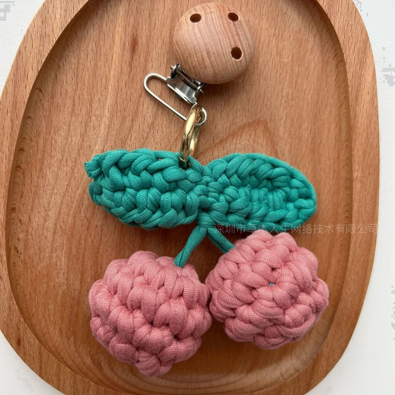 Handgefertigtes Holz-Clipschnuller- und Beissring-Lanyard mit gehäkelten Obstanhängern