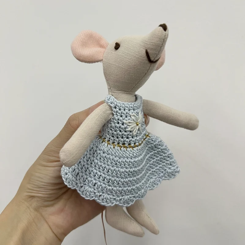Handgefertigte Bio-Baumwolle Hasenpuppe mit Leinenjacke und karierten Shorts
