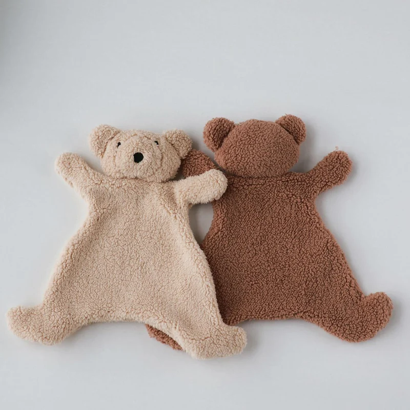 Handgefertigte Bio-Baumwolle Hasenpuppe mit Leinenjacke und karierten Shorts