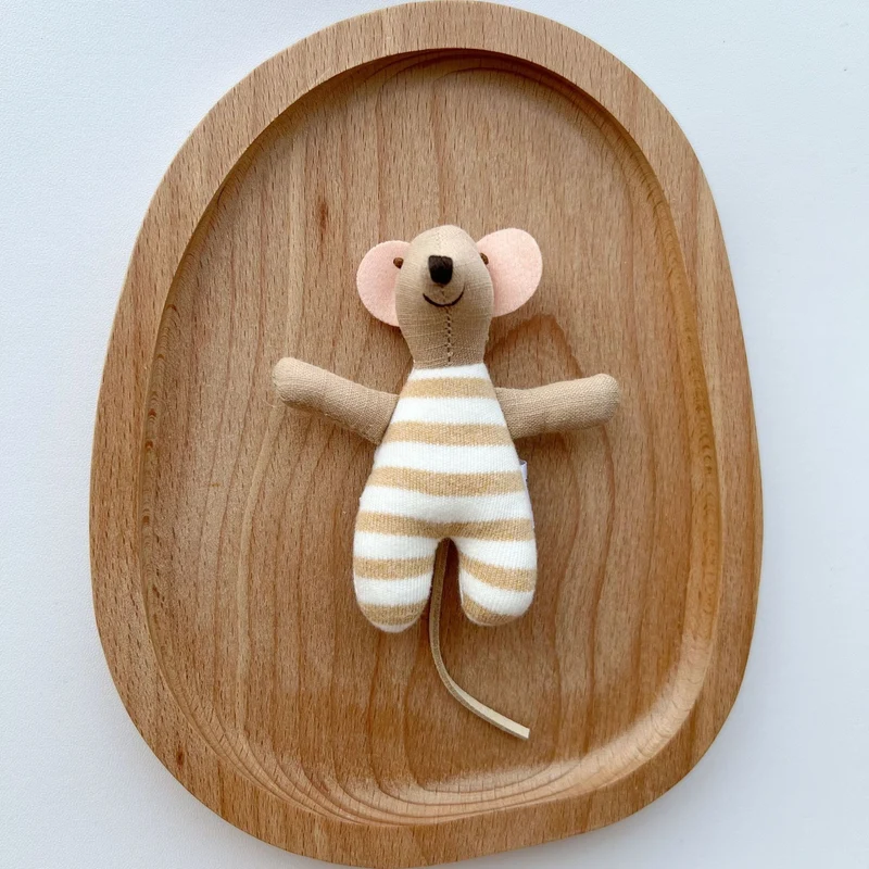 Minimalistische gestreifte Baumwollmaus-Decke aus Plüsch mit Filzohren und -schwanz