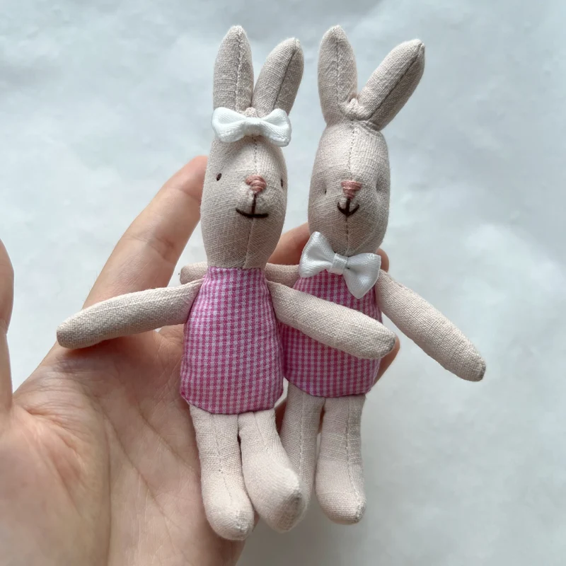 Miniatur Leinen Kaninchen Komforter Plüsch mit Gingham-Taschenkleid und Ripsband-Schleife