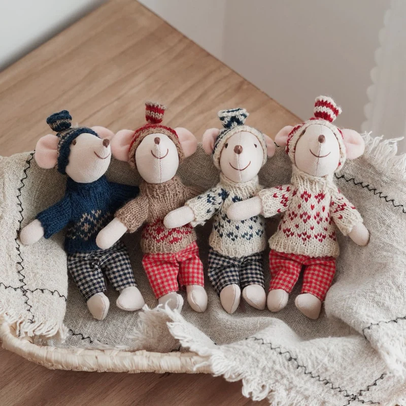 Handgefertigte Maus Plüschpuppe mit gestricktem Herzpullover, Pom-Pom-Mütze und Gingham-Hose