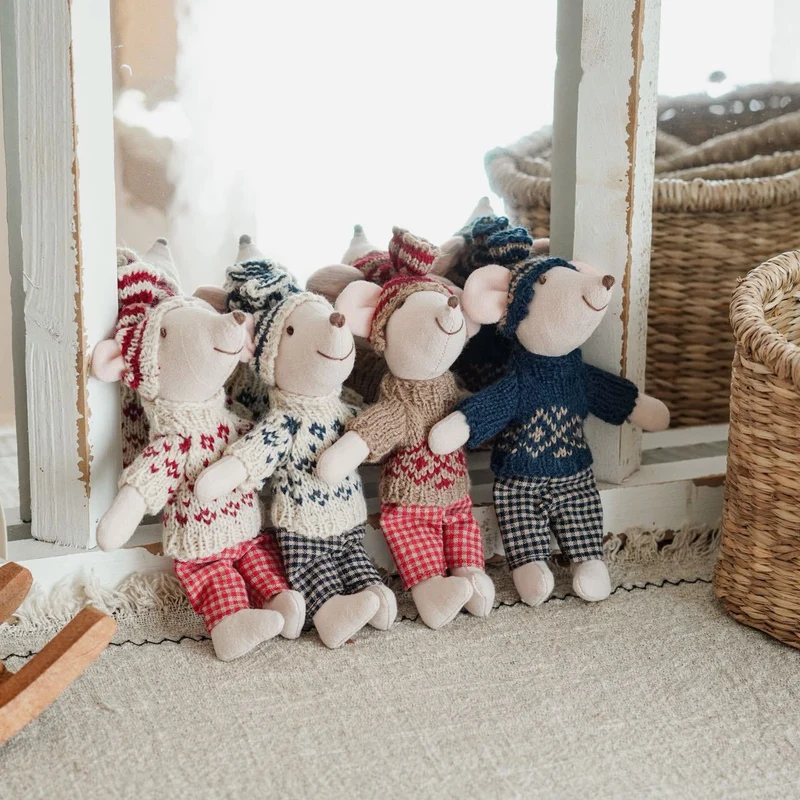 Handgefertigte Maus Plüschpuppe mit gestricktem Herzpullover, Pom-Pom-Mütze und Gingham-Hose