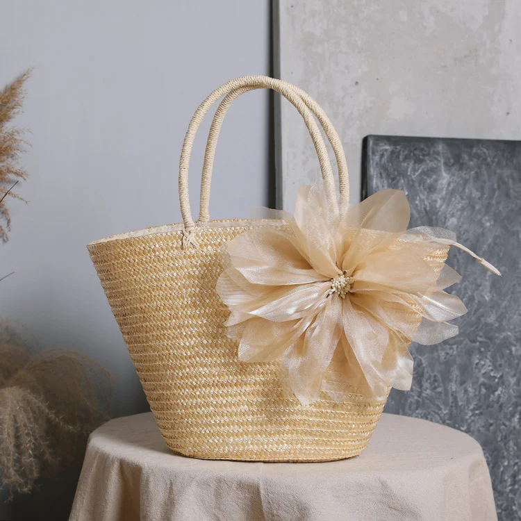 Stylische Korbtasche mit auffälligem Blumendetail Skanto