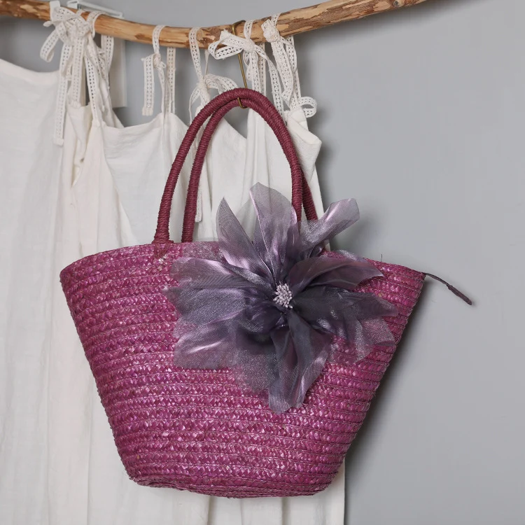 Stylische Korbtasche mit auffälligem Blumendetail Skanto